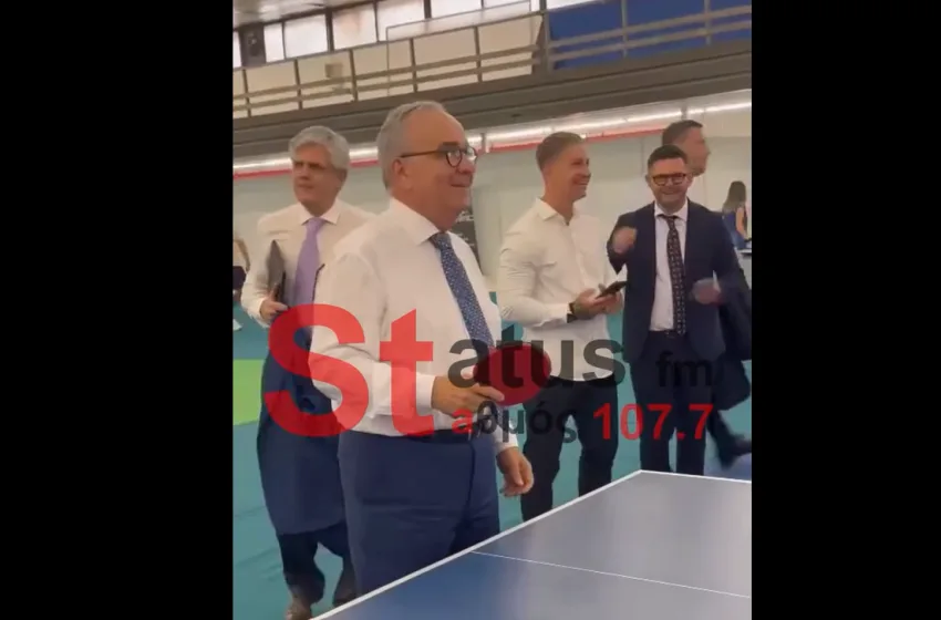  Γεωργιάδης και Παπαθανάσης έπαιξαν αγώνα πινγκ πονγκ σε περίπτερο ΔΕΘ (vid)