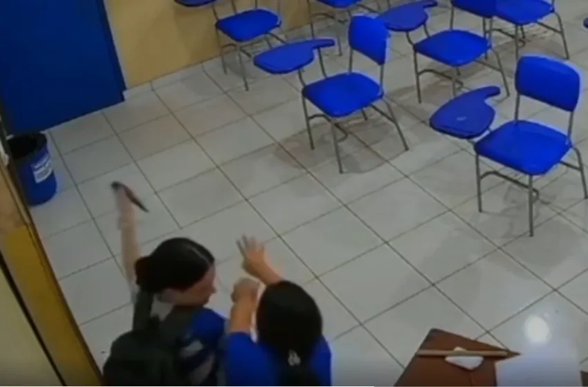  Βραζιλία/Βίντεο-σοκ: 17χρονη επιτέθηκε με μαχαίρι σε καθηγήτρια μέσα στην τάξη