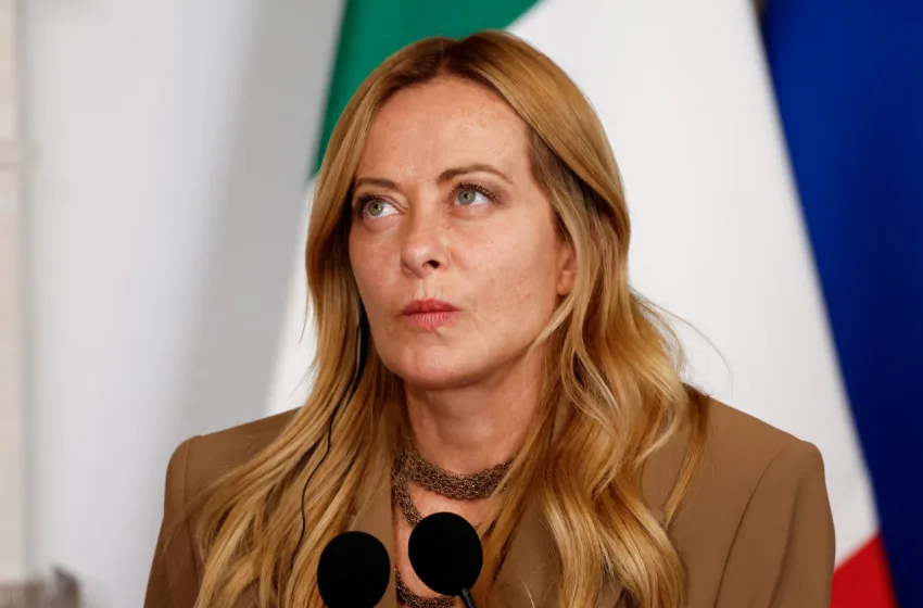  Μελόνι: Απαγόρευση μπούρκας και χιτζάμπ στα σχολεία- Πλαφόν στον αριθμό ξένων μαθητών στις τάξεις