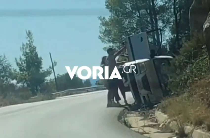  Χαλκιδική: Ανετράπη αυτοκίνητο, διερχόμενοι έβγαλαν σώα την οδηγό
