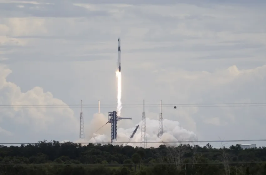  Εκτοξεύτηκε πύραυλος της SpaceX που μεταφέρει αστροναύτες στον Διεθνή Διαστημικό Σταθμό
