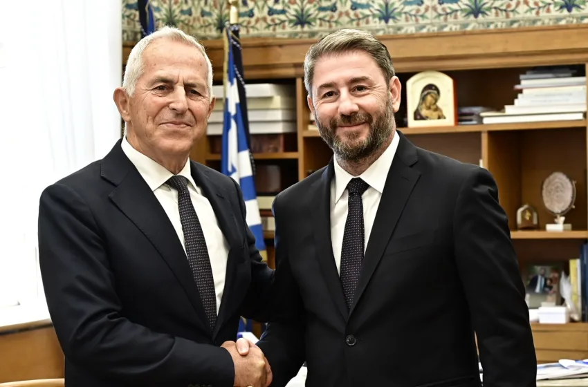  ΠΑΣΟΚ: Ο Ανδρουλάκης καλωσόρισε τον Ευάγγελο Αποστολάκη