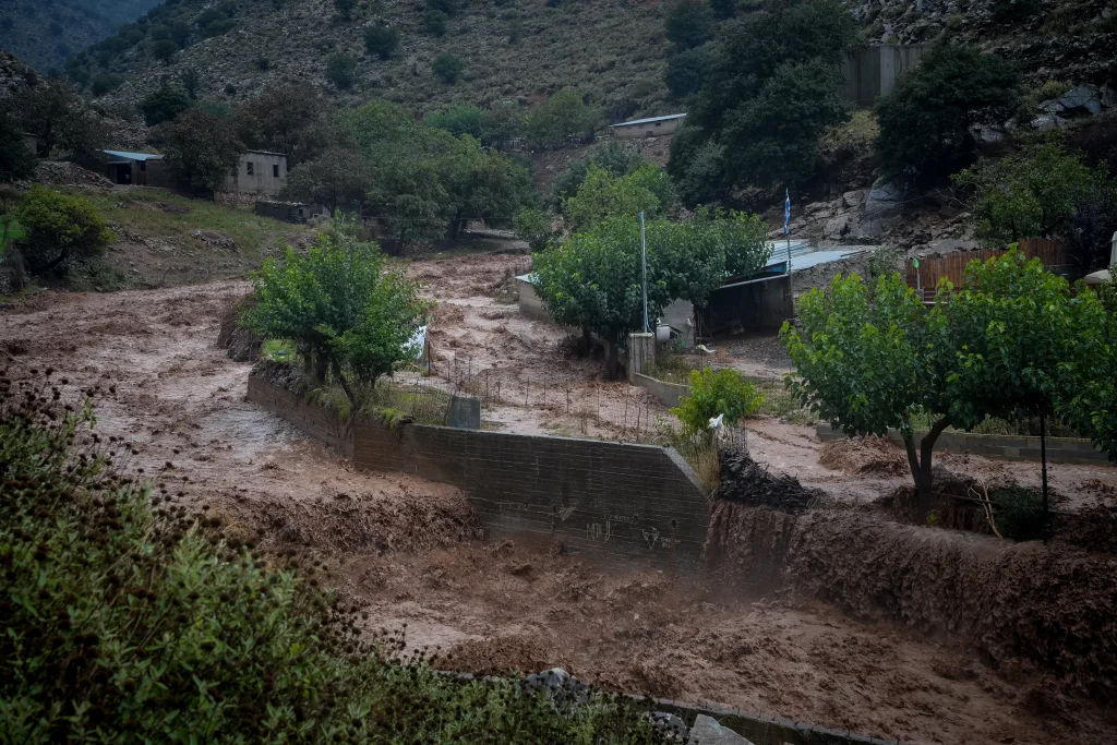 Ηράκλειο: Καθυστερήσεις στα δρομολόγια των πλοίων - Αποκαταστάθηκε η ακτοπλοϊκή συγκοινωνία 3 crete rain1