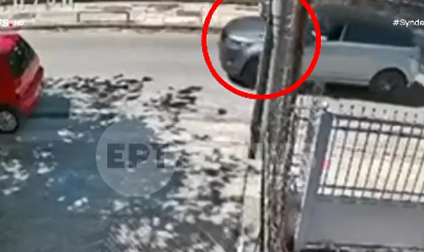  Βίντεο ντοκουμέντο από την Κηφισιά: Νεαροί πετούν κάτω μια 60χρονη και της αρπάζουν την χρυσή αλυσίδα