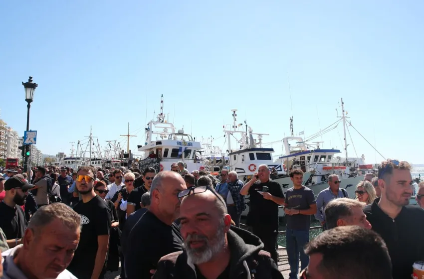  Νέα Μηχανιώνα: Μπλόκο από τους αλιείς- “Ήρθε σύσσωμη η αντιπολίτευση και κανένα κυβερνητικό στέλεχος” 