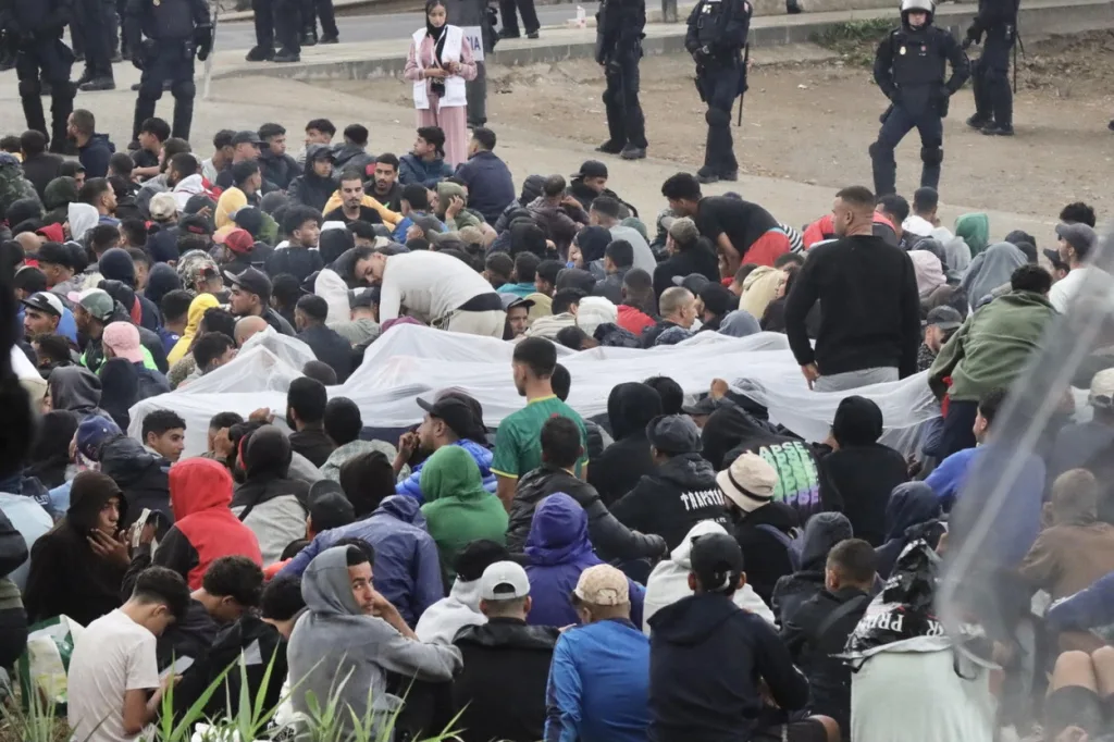 Νέος συναγερμός στη Θέουτα – Αστυνομική επιχείρηση για την εκκένωση καταυλισμού με χιλιάδες μετανάστες 2 theouta