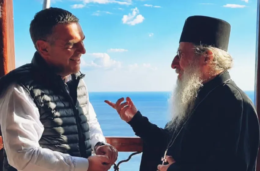  Ανάρτηση Τσίπρα από το Άγιο Όρος: Ψέλνεις στη Σιμωνόπετρα και ακούγεται στον Άδη